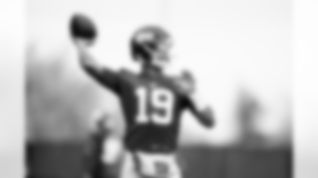 QB Jameis Winston (19)