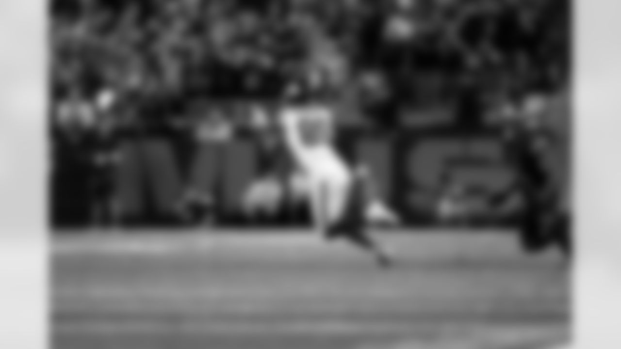 WR Isaiah Hodgins (89)