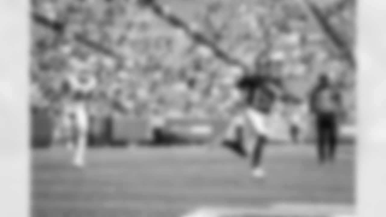 QB Jameis Winston (19)