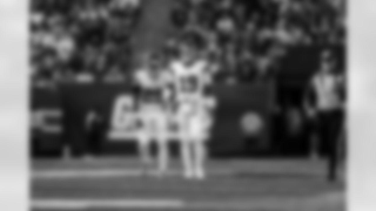 QB Jameis Winston (19)