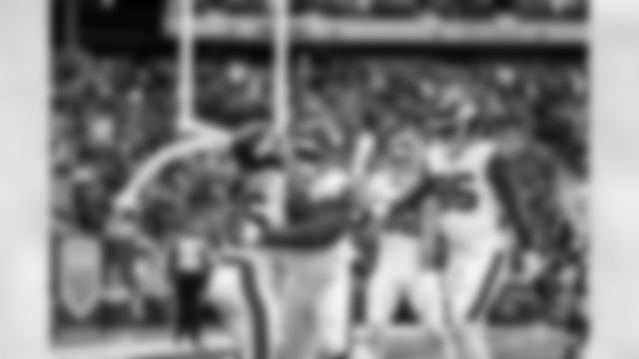 RB Devin Singletary (26), DT Elijah Chatman (94)