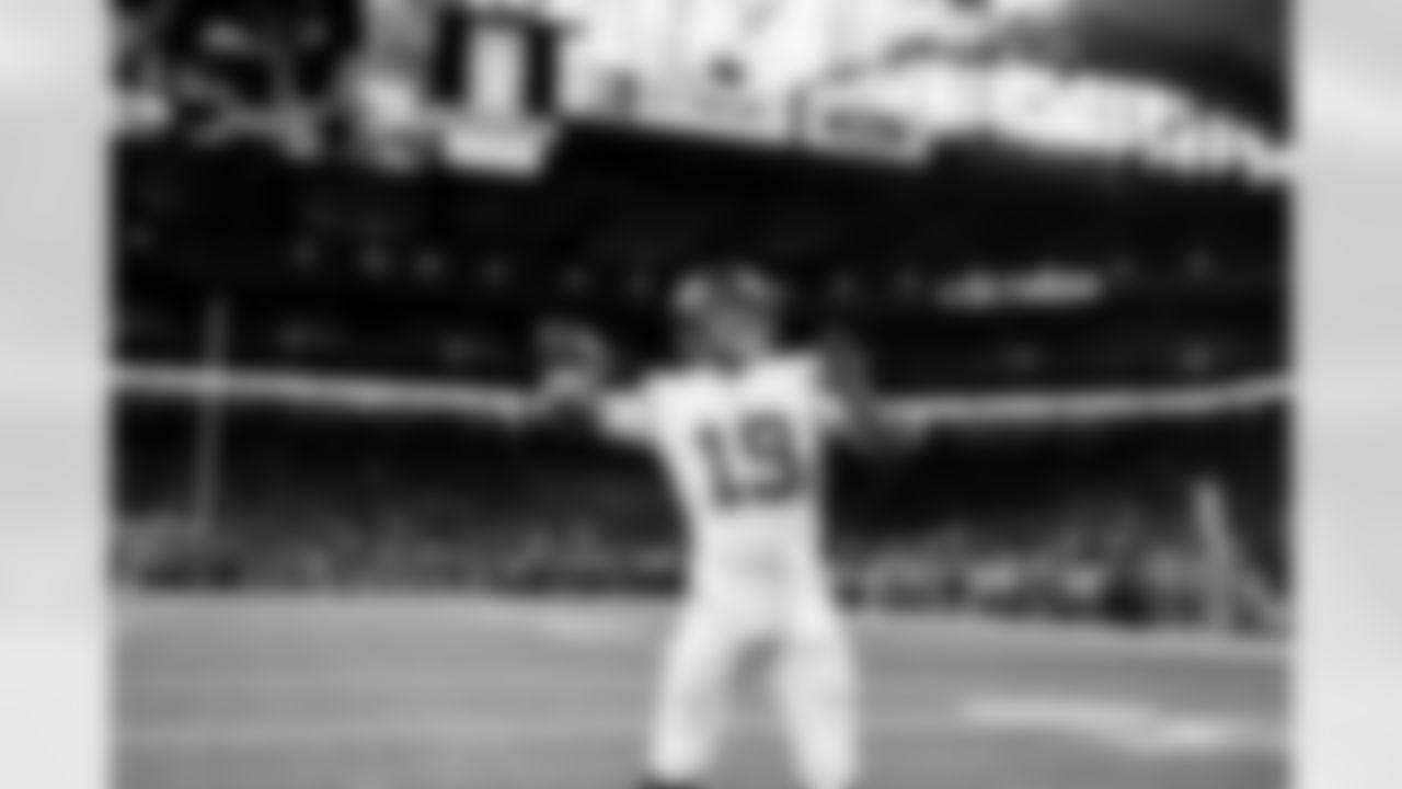 QB Jameis Winston (19)