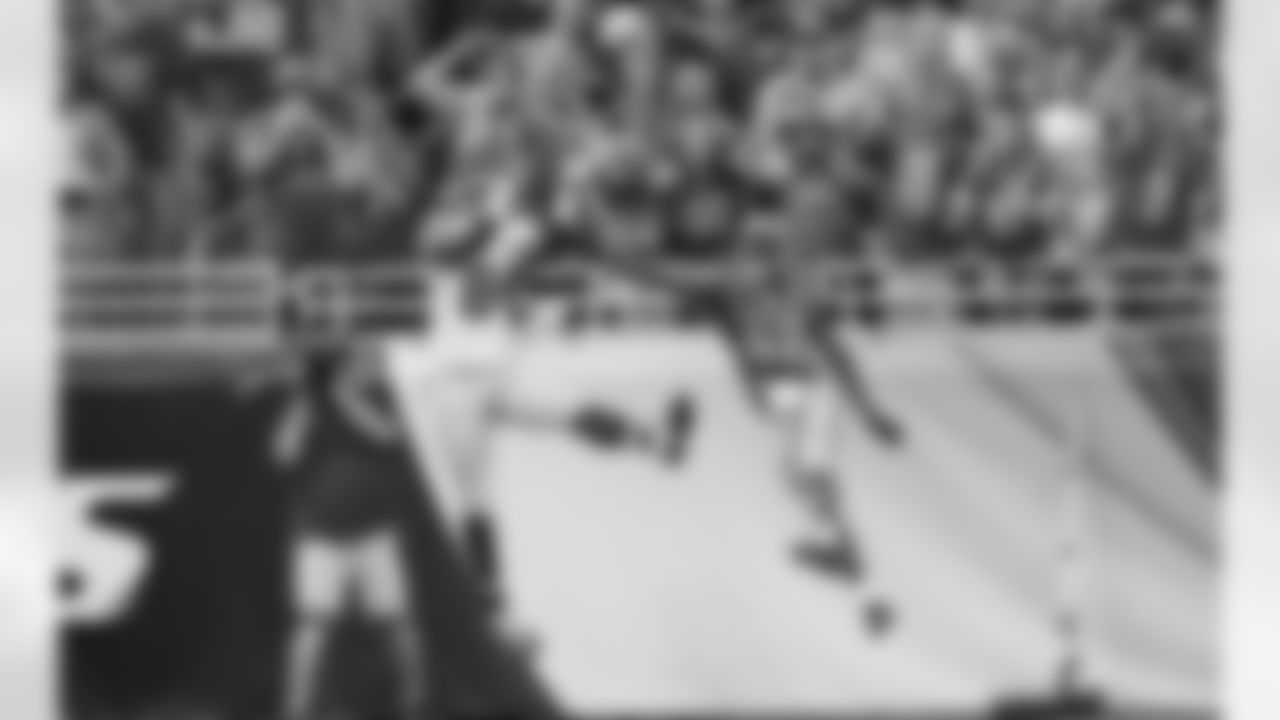 New York Giants tight end Larry Donnell (84), defended by Detroit Lions free safety Isa Abdul-Quddus (42), scores on a 1-yard reception during the second quarter of an NFL football game in Detroit, Monday, Sept. 8, 2014. (AP Photo/Rick Osentoski)