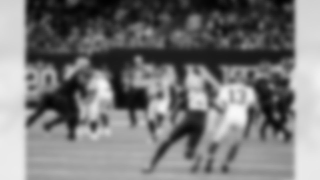 QB Jaxson Dart (6) runs the ball during an NFL football game against the New Orleans Saints on Sunday, October 5, 2025 at Caesars Superdome in New Orleans. (Evan Pinkus/NEW YORK GIANTS)
