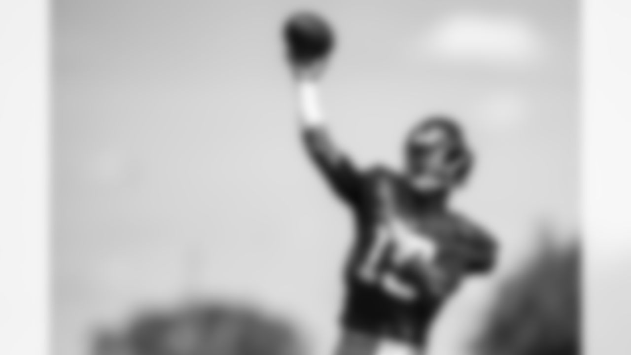 QB Jameis Winston (19)