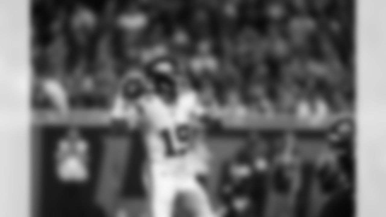 QB Jameis Winston (19)