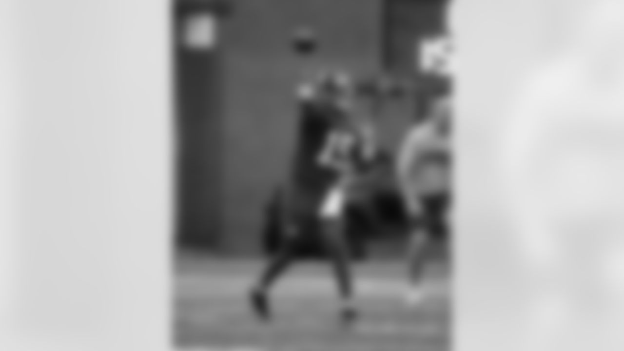 QB Jameis Winston (19)