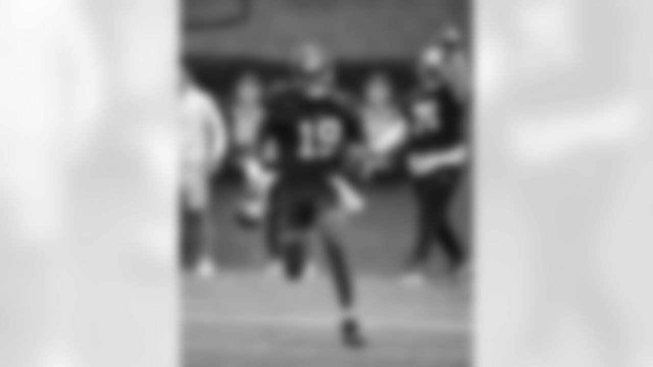 QB Jameis Winston (19)