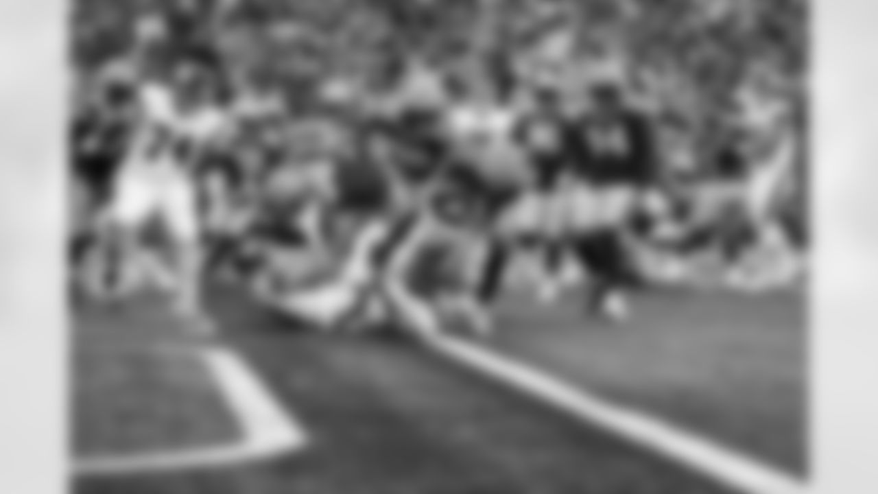 TE Daniel Bellinger (82), RB Devin Singletary (26)