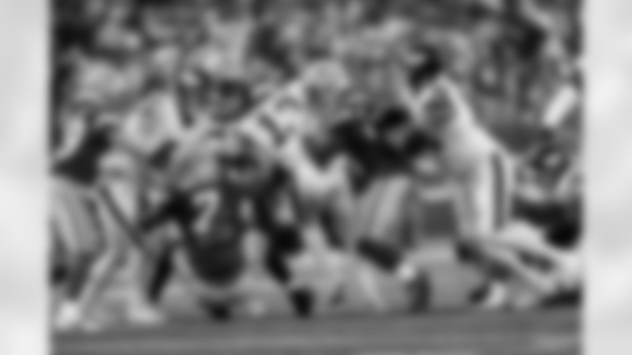 QB Jameis Winston (19)