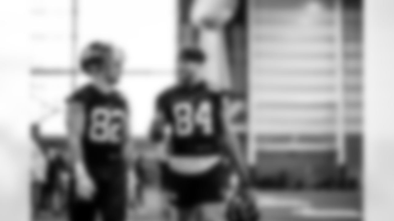 TE Daniel Bellinger (82) and TE Theo Johnson (84)