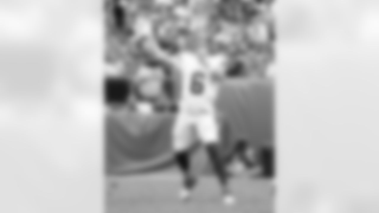 New York Giants quarterback Jaxson Dart (6)