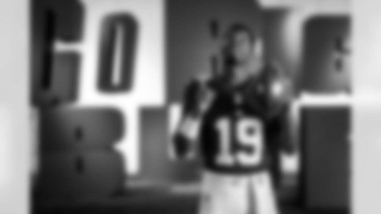 QB Jameis Winston (19)