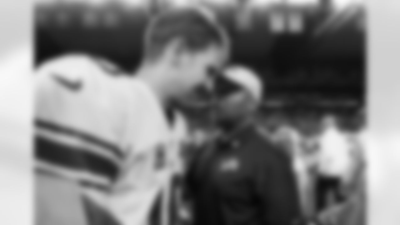 New York Giants quarterback Eli Manning, left, talks with Detroit Lions head coach Jim Caldwell after their NFL football game in Detroit, Monday, Sept. 8, 2014. (AP Photo/Paul Sancya)