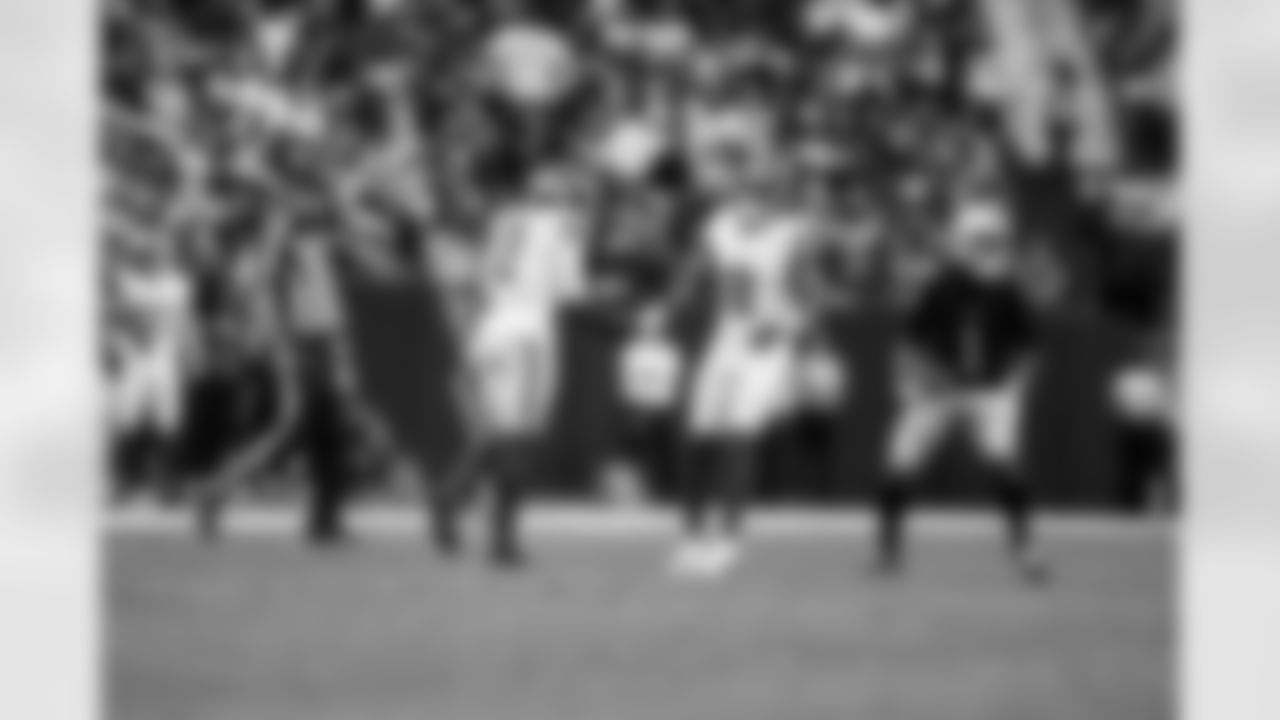 CB Deonte Banks (2), S Jevón Holland (8)