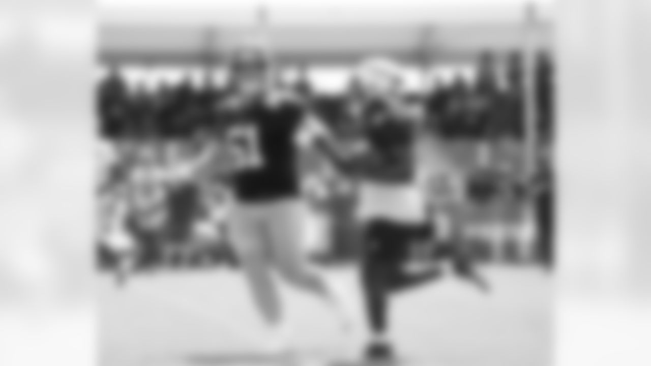 C John Michael Schmitz Jr. (61), RB Devin Singletary (26)