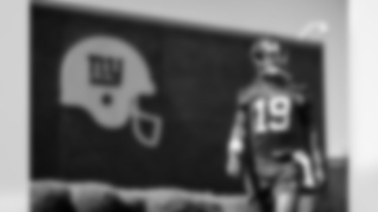 QB Jameis Winston (19)
