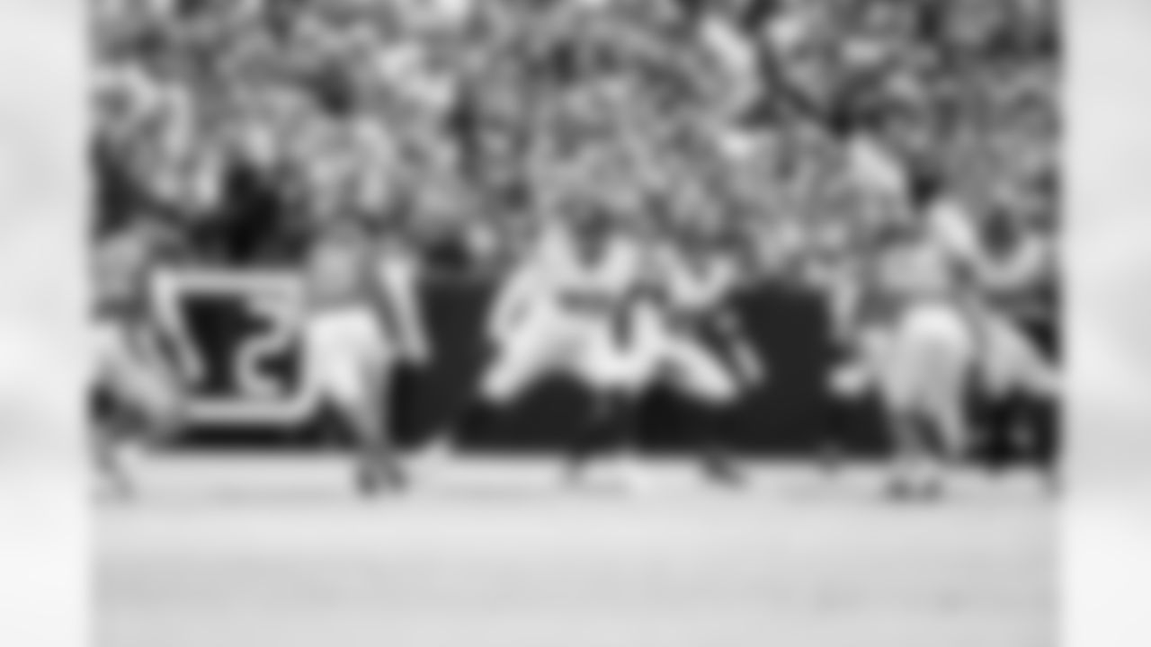 T Jermaine Eluemunor (72)