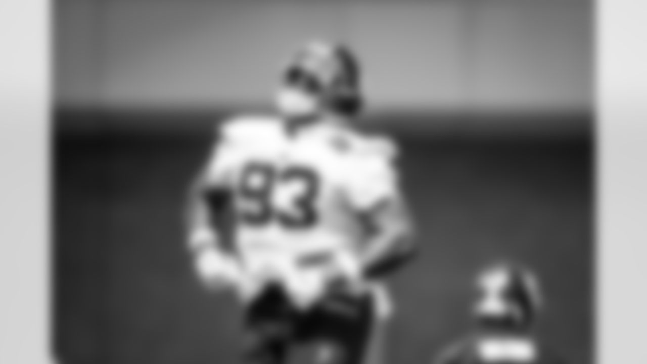 DL Rakeem Nuñez-Roches (93)