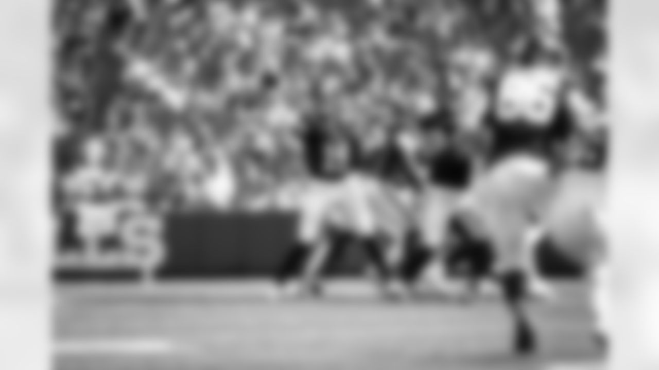 QB Jameis Winston (19)