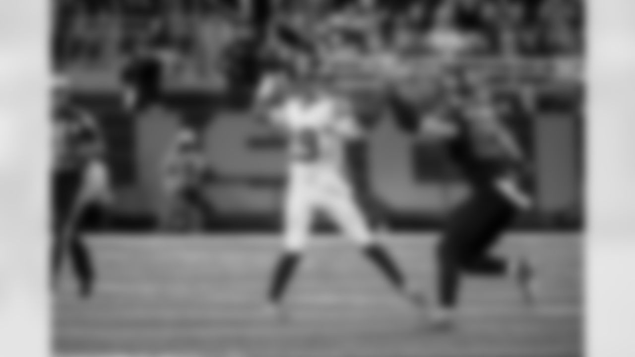 QB Jameis Winston (19)