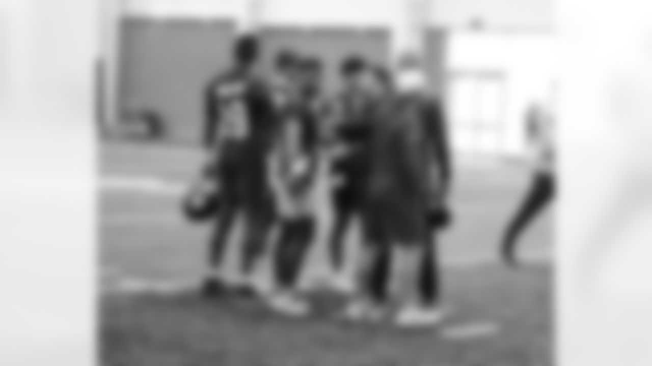 Quaterbacks huddle, QB Russell Wilson (3),QB Jameis Winston (19)