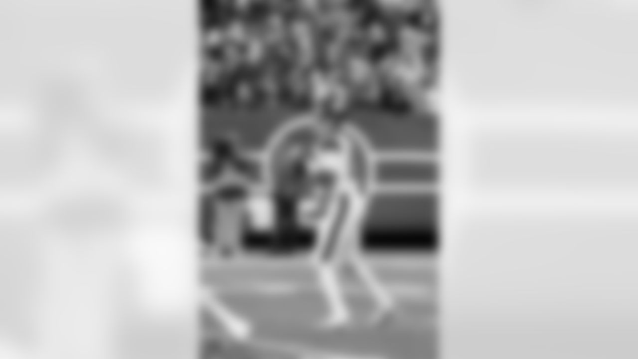 QB Jameis Winston (19)