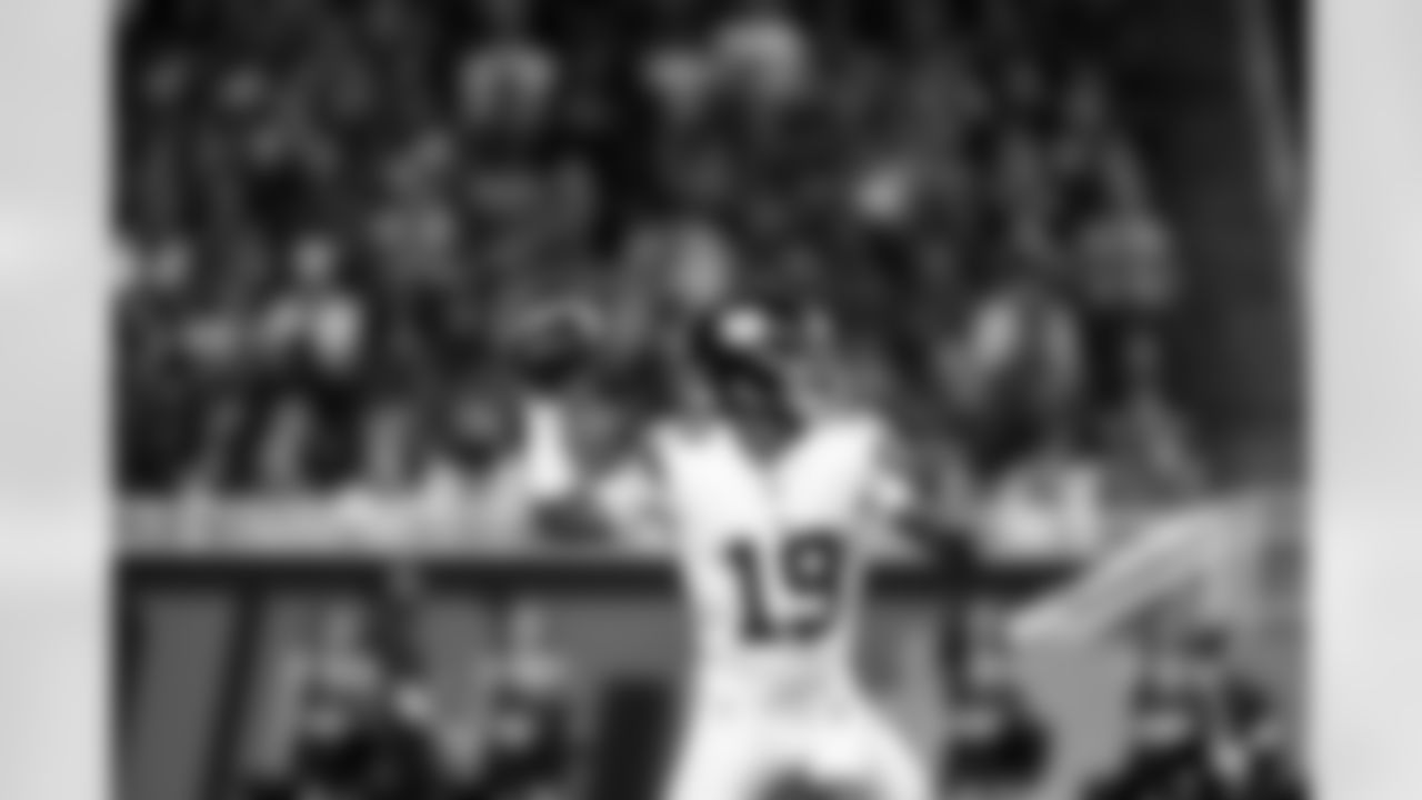 QB Jameis Winston (19)