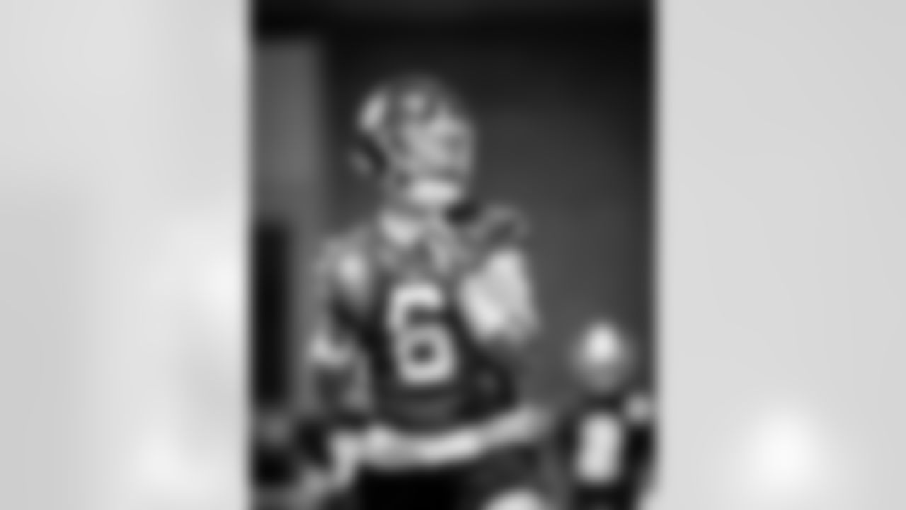 QB Jaxson Dart (6)