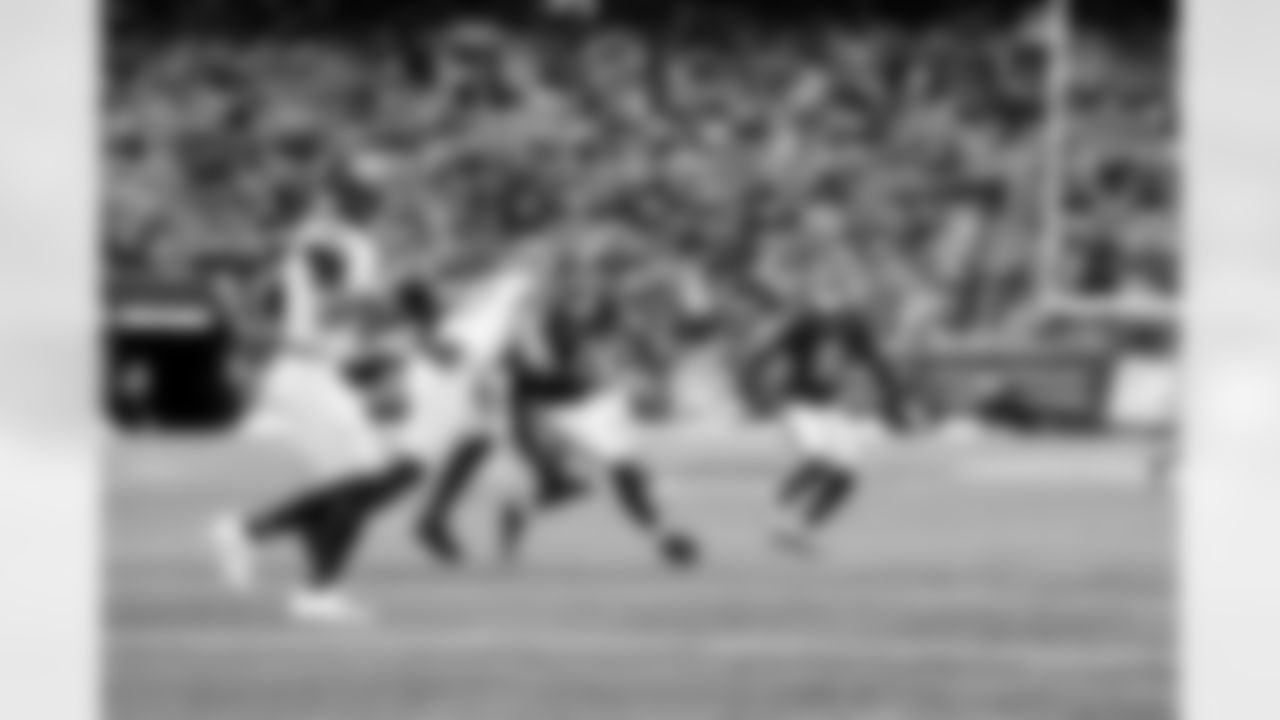 S Jevón Holland (8)