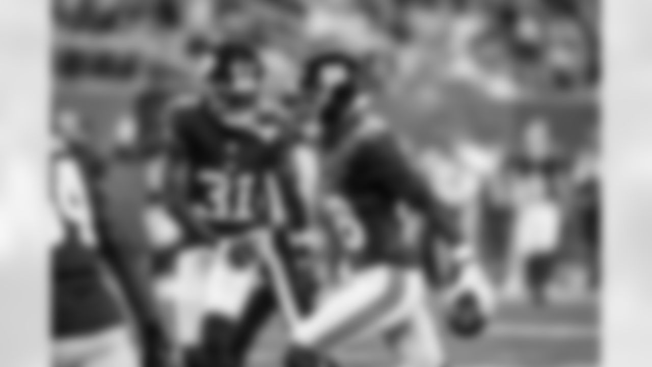 S Makari Paige (38), CB Nic Jones (31)