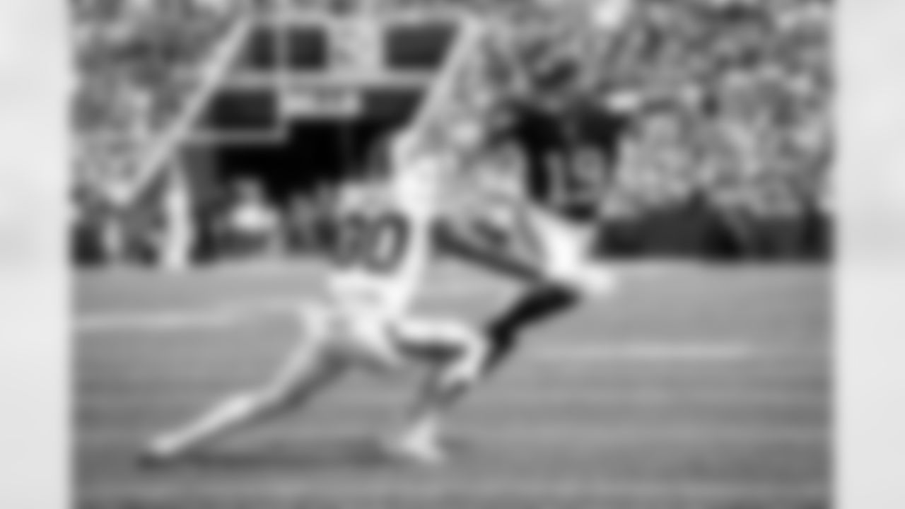 QB Jameis Winston (19)