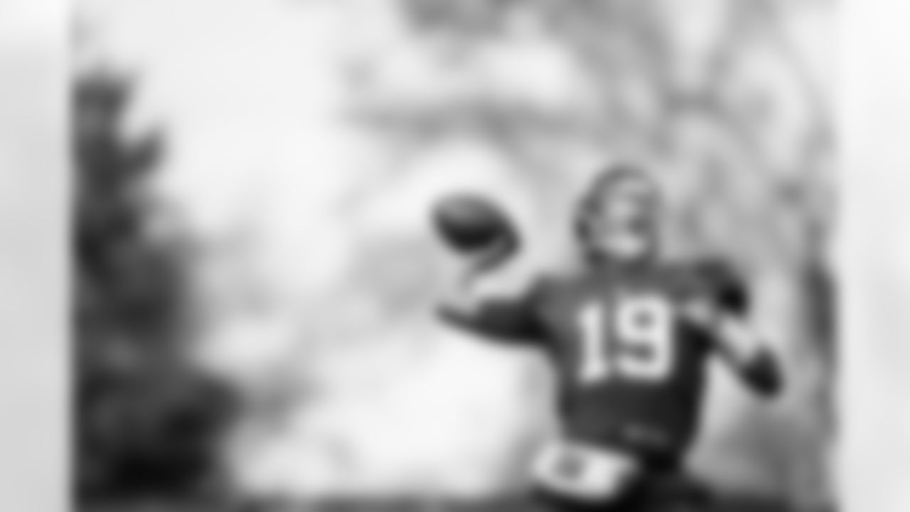 QB Jameis Winston (19)