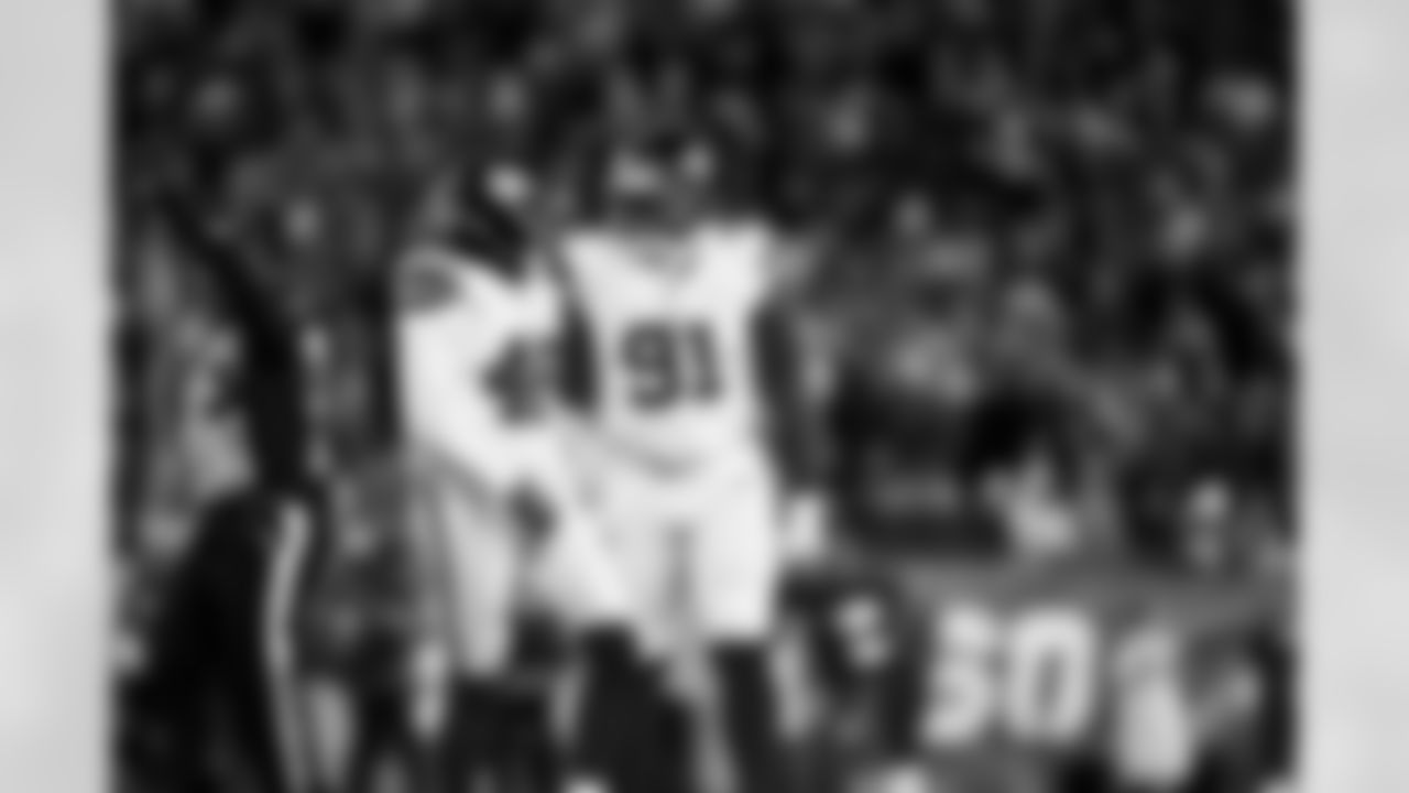 DT Darius Alexander (91), OLB Zaire Barnes (46)