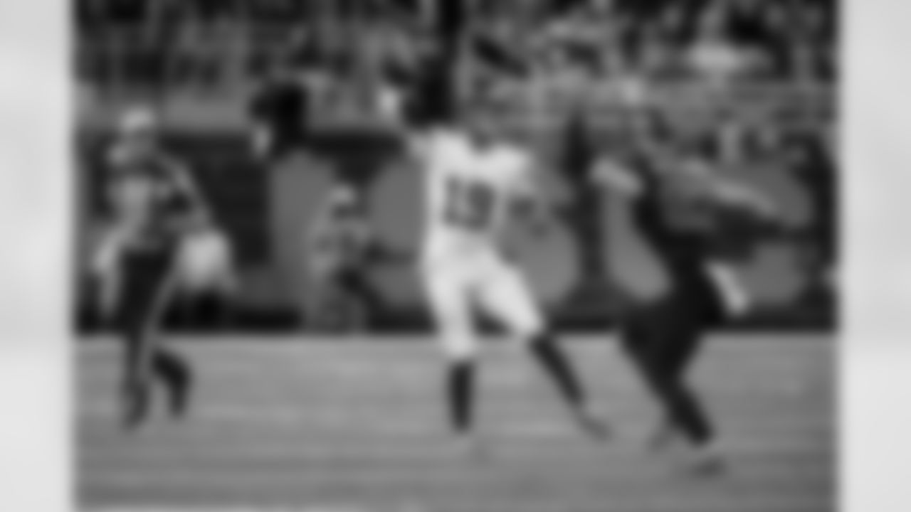 QB Jameis Winston (19)