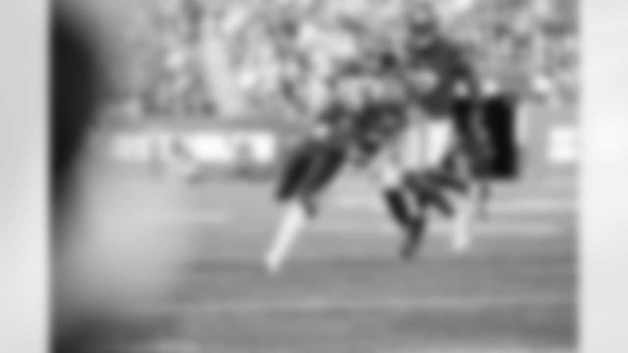 S Jevón Holland (8)