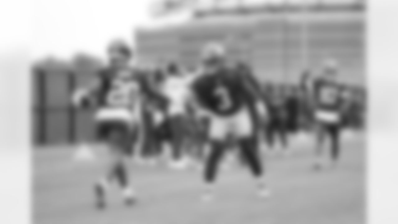 New York Giants quarterback Russell Wilson (3),New York Giants running back Eric Gray (20)
