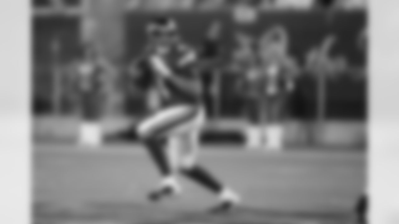 Minnesota Vikings quarterback Mike Kafka (4) drops back to pass against the Pittsburgh Steelers at Tom Benson Hall of Fame Stadium in Canton, Ohio on Aug. 9, 2015. (AP Photo/Ben Liebenberg)