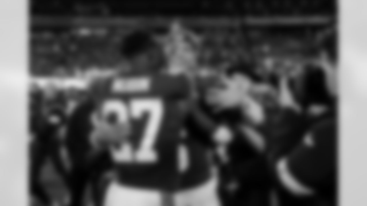 S Tyler Nubin (27) , QB Jaxson Dart (6)