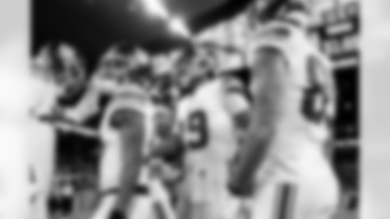 QB Jameis Winston (19)