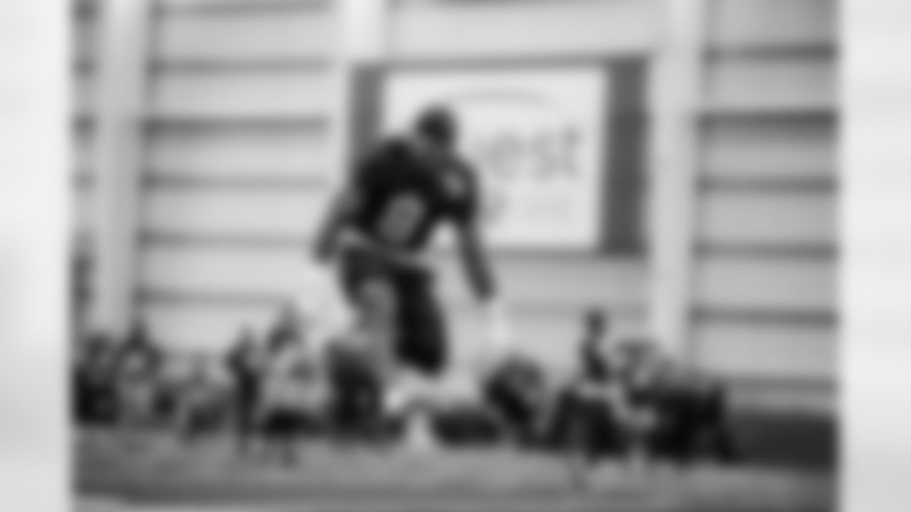 S Jevón Holland (8)