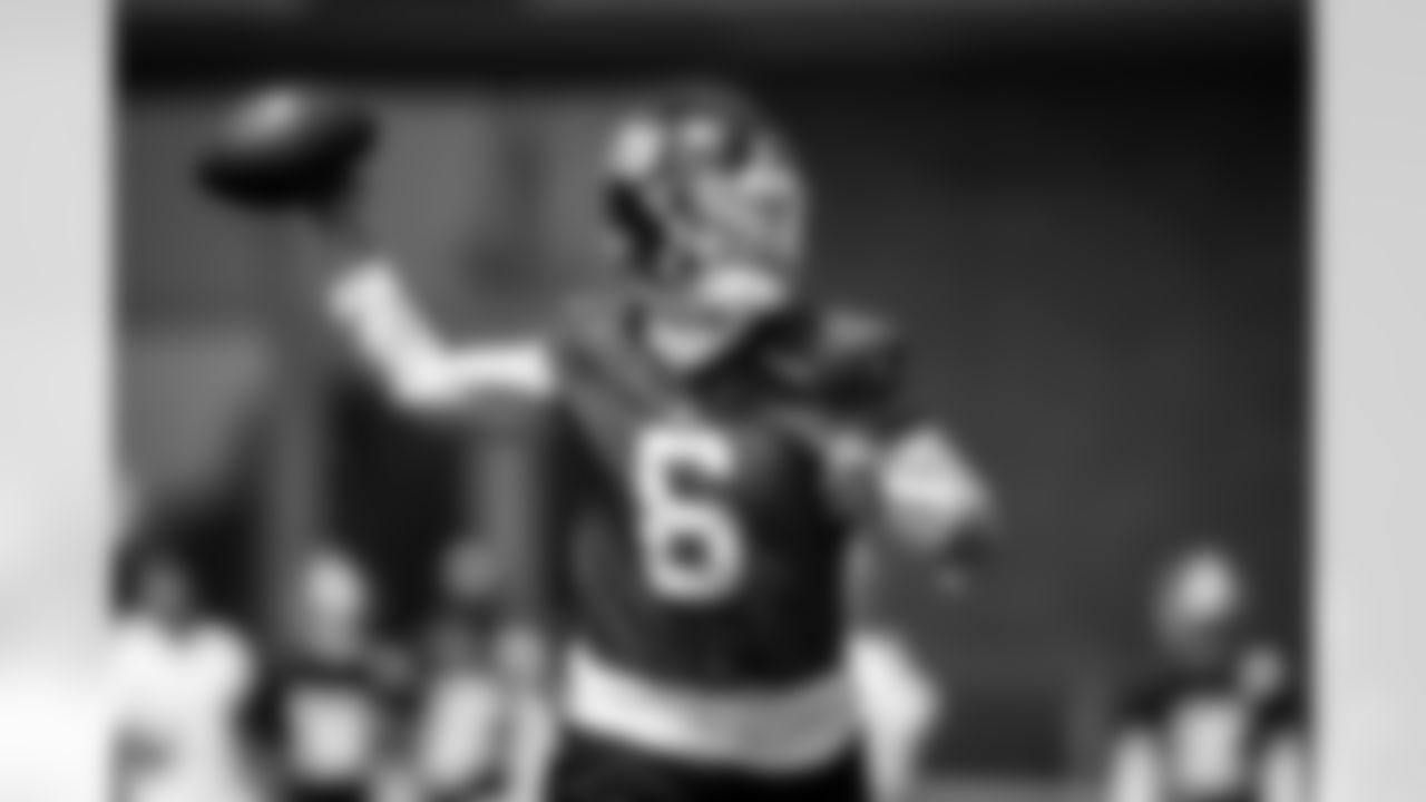 QB Jaxson Dart (6)