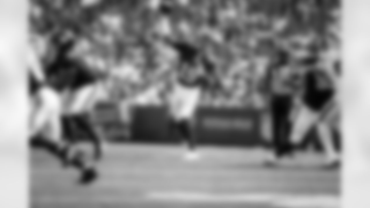 QB Jameis Winston (19)