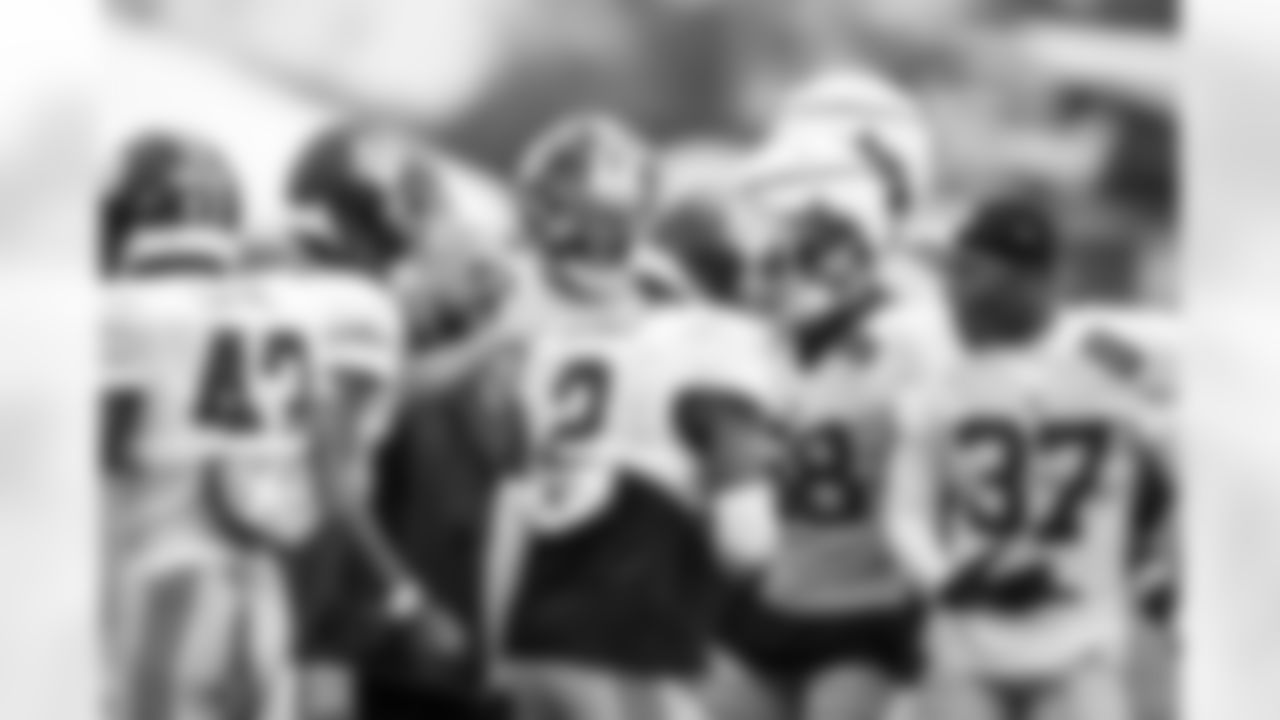 CB Deonte Banks (2), DL Rakeem Nuñez-Roches (93), Head Coach Brian Daboll and CB Tre Hawkins III (37)