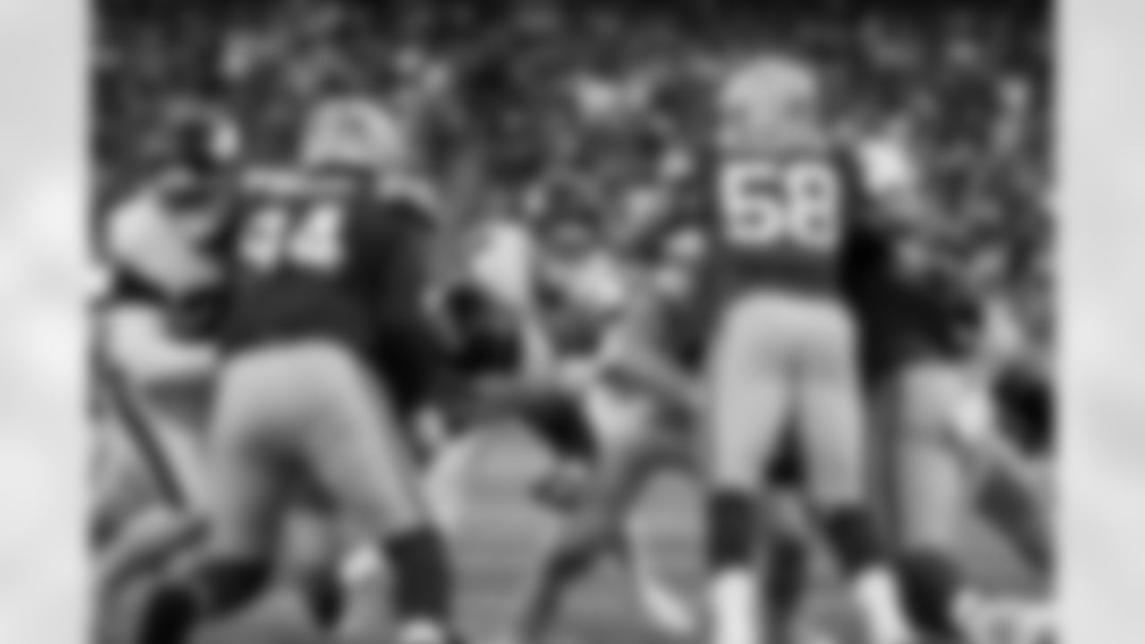 QB Jameis Winston (19)