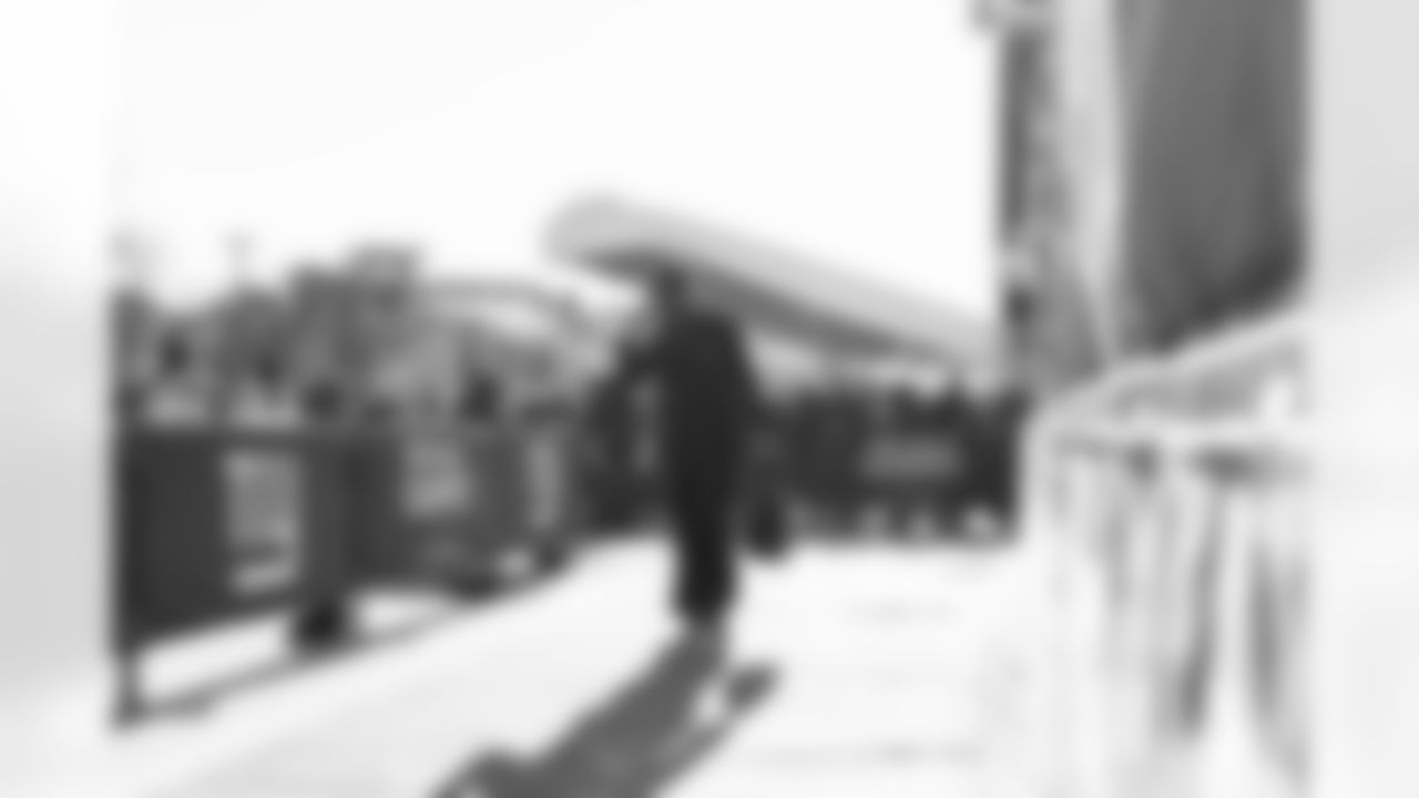 QB Jameis Winston (19)