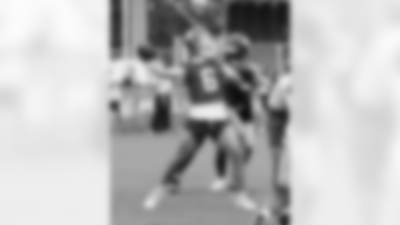 New York Giants quarterback Jaxson Dart (6)