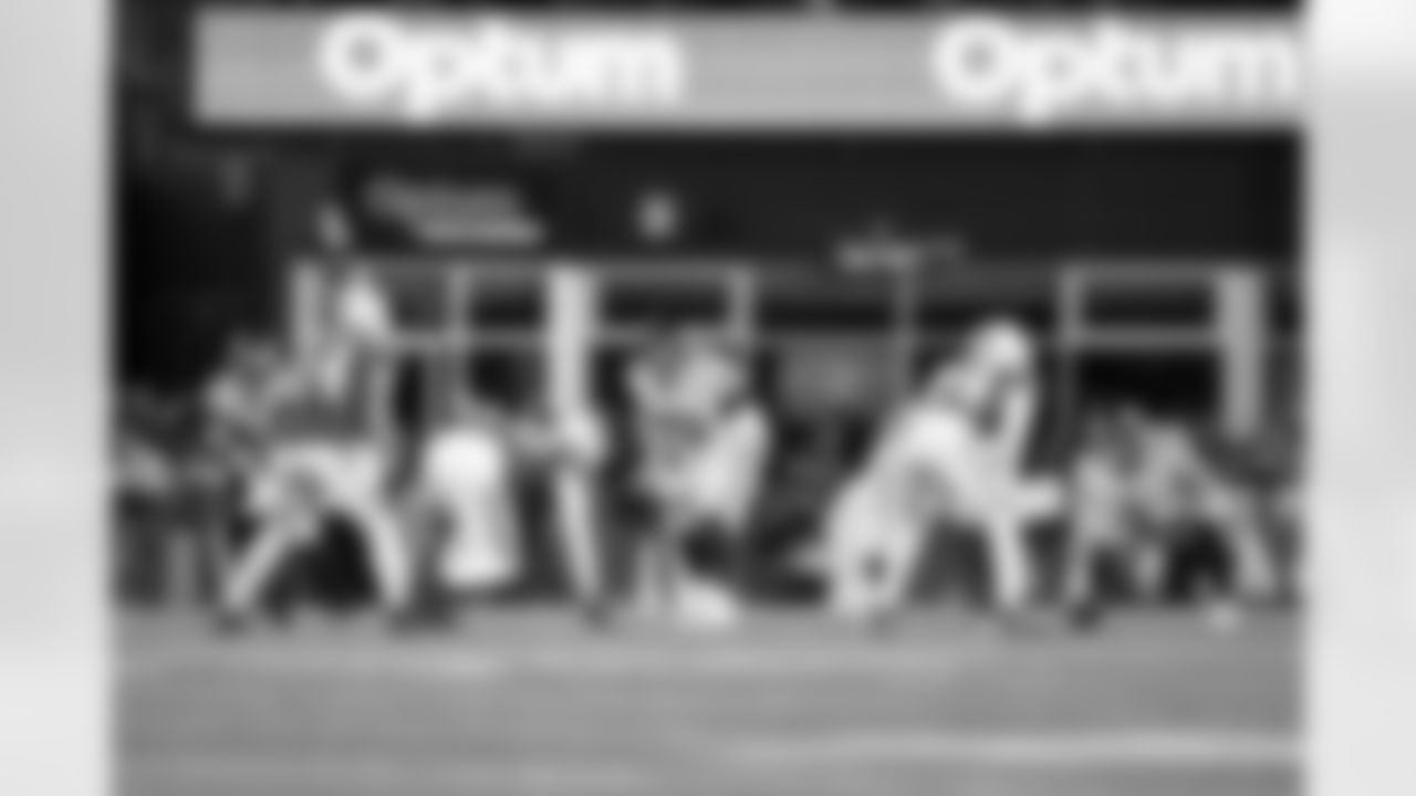 T Jermaine Eluemunor (72)