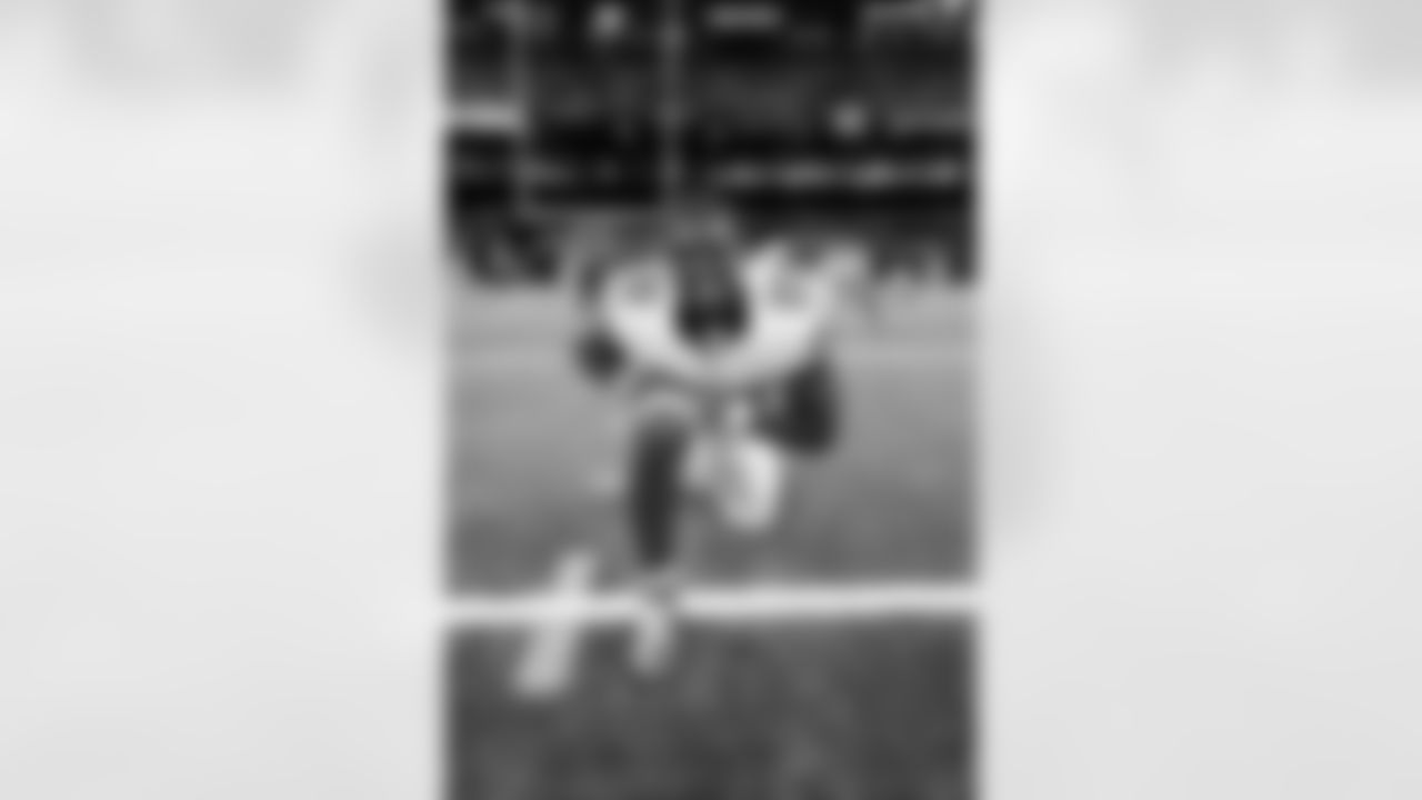 RB Devin Singletary (26) warms up prior to an NFL football game against the New Orleans Saints on Sunday, October 5, 2025 at Caesars Superdome in New Orleans. (BRENNAN ASPLEN/NEW YORK GIANTS)
