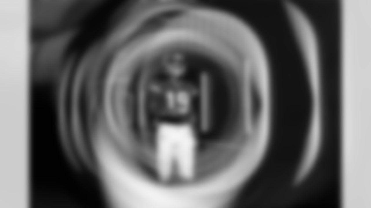 QB Jameis Winston (19)